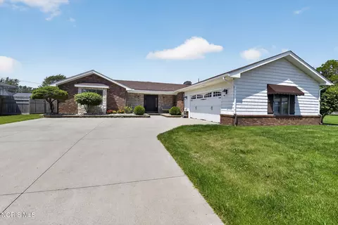 3263 Beachwood Dr, Oregon, OH 43616