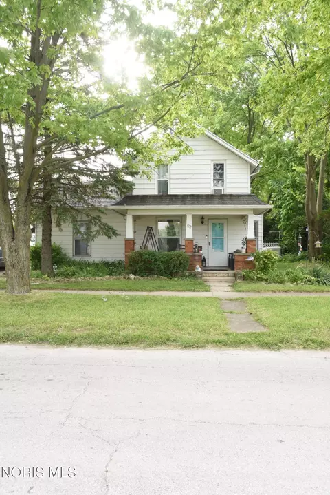 122 N Main St, Bradner, OH 43406