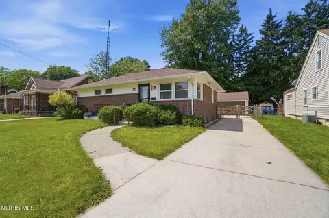 714 Highland Dr, Rossford, OH 43460
