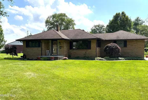 647 Valley Dr, Rossford, OH 43460