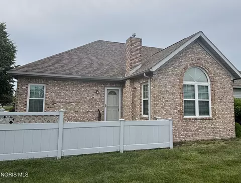 130 Stonegate Blvd, Bowling Green, OH 43402