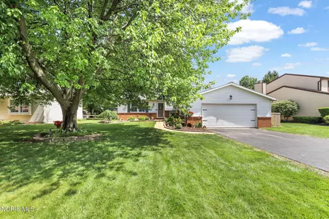 2141 Kingston Dr, Maumee, OH 43537
