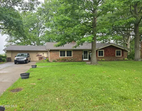 109 Oak Meadows Dr, Bryan, OH 43506