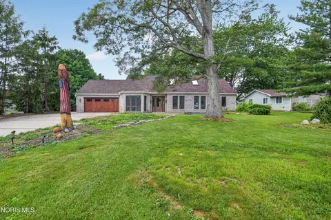 Exterior - 207 Lakeview Dr, Bryan, OH 43506 photo 3 of 9