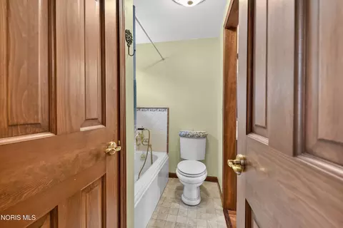 Bath - 207 Lakeview Dr, Bryan, OH 43506 photo 4 of 5