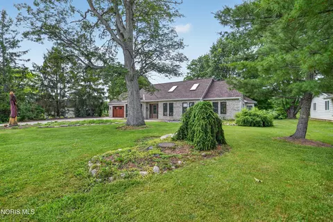 Exterior - 207 Lakeview Dr, Bryan, OH 43506 photo 4 of 9