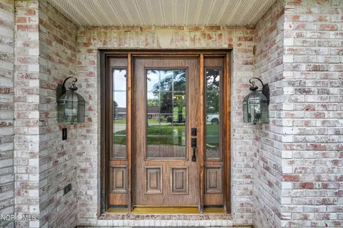 Entry Way - 207 Lakeview Dr, Bryan, OH 43506 photo 1 of 2