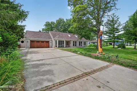 Exterior - 207 Lakeview Dr, Bryan, OH 43506 photo 2 of 9