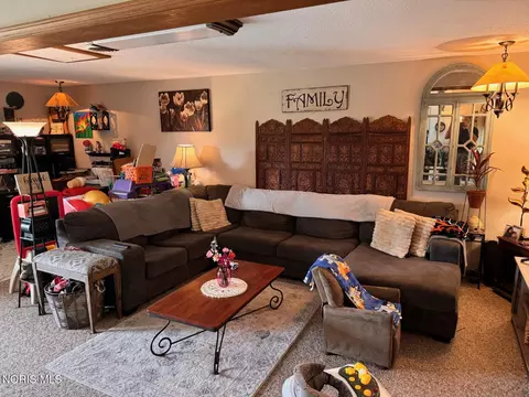 607 Olive Dr, Bryan, OH 43506 photo 2