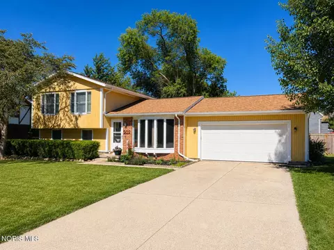 502 Mckinley Dr, Bowling Green, OH 43402