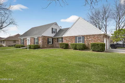 1524 Red Bud Dr, Northwood, OH 43619