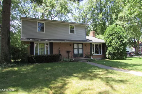 211 Cedar Ln, Waterville, OH 43566