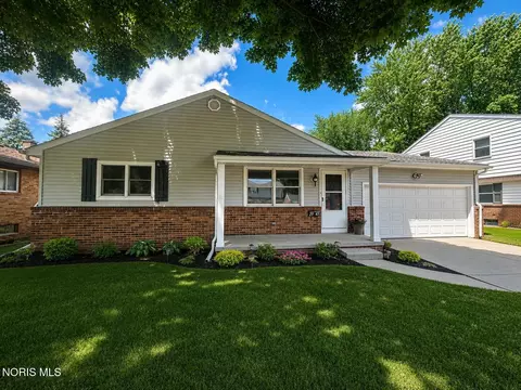 2943 Iroquois Dr, Oregon, OH 43616