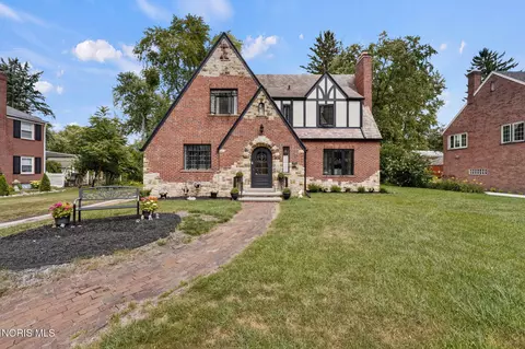 2718 Barrington Dr, Toledo, OH 43606
