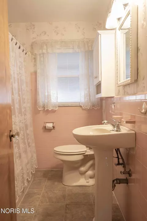 Bath - 2425 River Rd, Maumee, OH 43537 photo 1 of 2