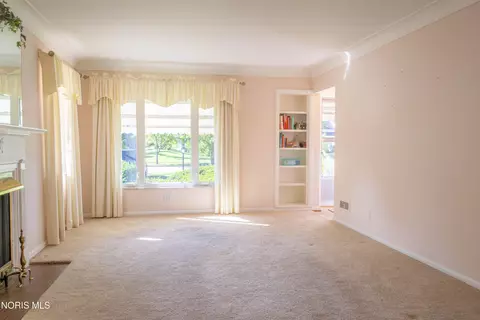 Living - 2425 River Rd, Maumee, OH 43537 photo 2 of 3