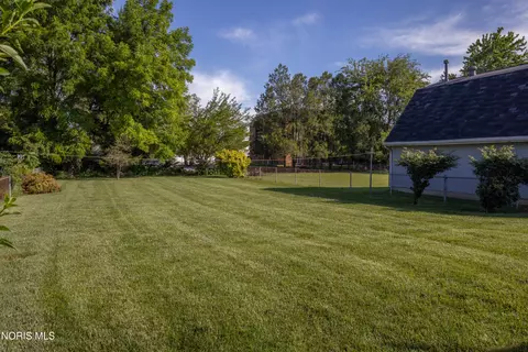 Exterior - 2425 River Rd, Maumee, OH 43537 photo 5 of 8
