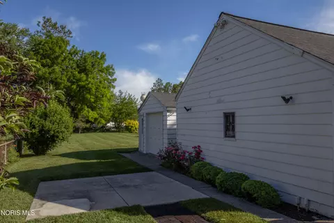Exterior - 2425 River Rd, Maumee, OH 43537 photo 4 of 8