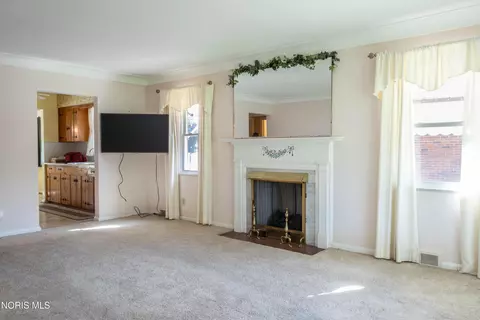 Living - 2425 River Rd, Maumee, OH 43537 photo 3 of 3