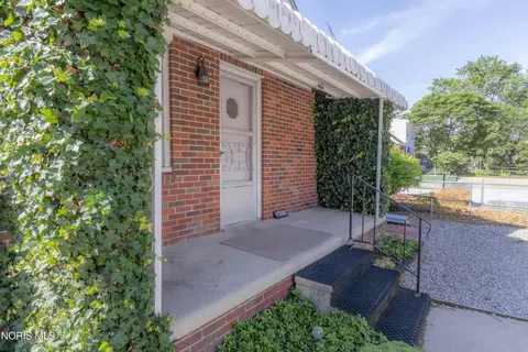 Exterior - 2425 River Rd, Maumee, OH 43537 photo 3 of 8