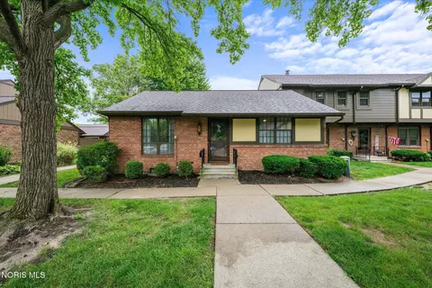 22 Knollwood Dr, Perrysburg, OH 43551