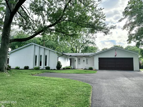 2222 Whitechapel Dr, Toledo, OH 43614