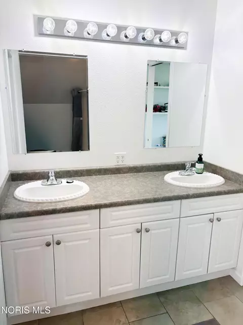 Bath - 1701 Spring Forest Dr, Oregon, OH 43616 photo 4 of 5