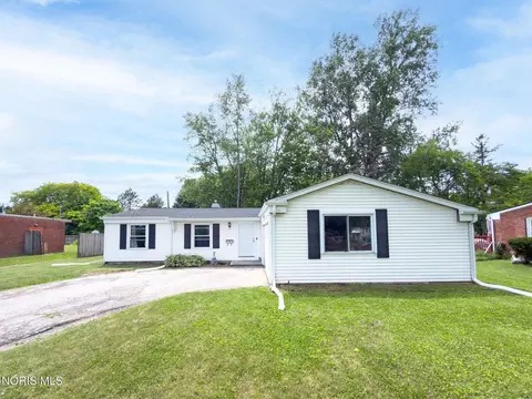5837 Granville Dr, Sylvania, OH 43560