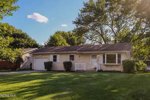 1059 Village Dr, Bowling Green, OH 43402
