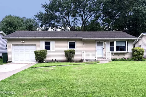 1059 Village Dr, Bowling Green, OH 43402