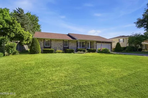 942 Liberty Dr, Waterville, OH 43566