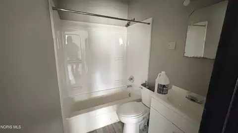 Bath - 1637 Vance St, Toledo, OH 43607 photo 1 of 1