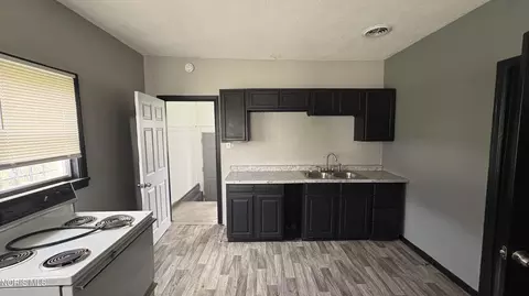 Entry Way - 1637 Vance St, Toledo, OH 43607 photo 3 of 7
