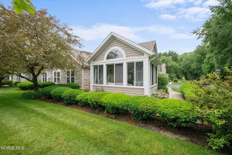 2323 Oaks Edge Dr, Toledo, OH 43617