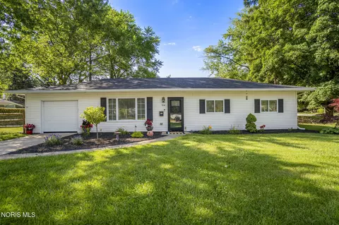 104 Lones Dr, Perrysburg, OH 43551