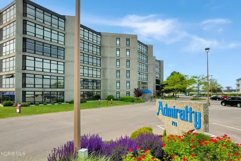 711 W Lakeshore Dr #203, Port Clinton, OH 43452