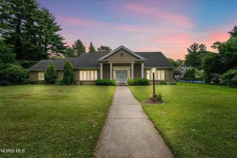 2060 Whitehall Rd, Ottawa Hills, OH 43606