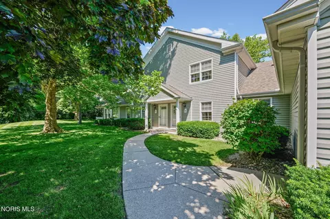 5 Olde Orchard Dr, Perrysburg, OH 43551