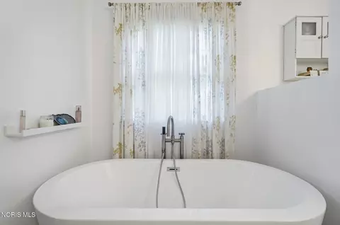 Bath - 5815 Mitchaw Rd, Sylvania, OH 43560 photo 3 of 5