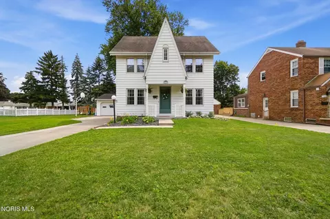 2730 Eastmoreland Dr, Oregon, OH 43616