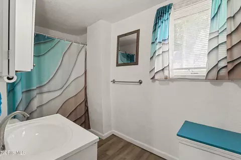 Bath - 821 Elysian Ave, Toledo, OH 43607 photo 1 of 1