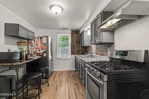 Kitchen - 821 Elysian Ave, Toledo, OH 43607 photo 2 of 2