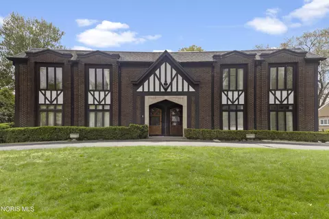 3905 Hillandale Rd, Ottawa Hills, OH 43606
