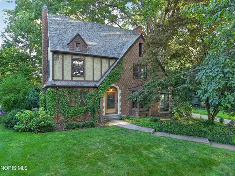 3412 Gallatin Rd, Ottawa Hills, OH 43606
