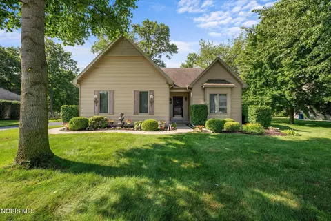 8339 Sycamore Woods Ln, Holland, OH 43528