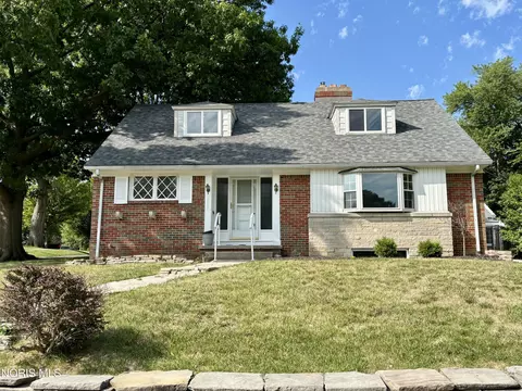 2455 Eastmoreland Dr, Oregon, OH 43616