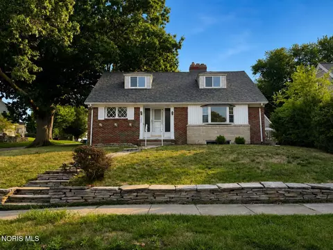 2455 Eastmoreland Dr, Oregon, OH 43616