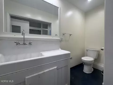 Bath - 711 S Simon St, Ada, OH 45810 photo 6 of 7