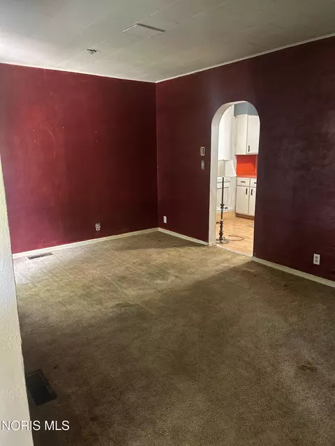 527 W Maple St, Deshler, OH 43516 photo 3