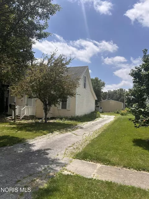 527 W Maple St, Deshler, OH 43516 photo 2